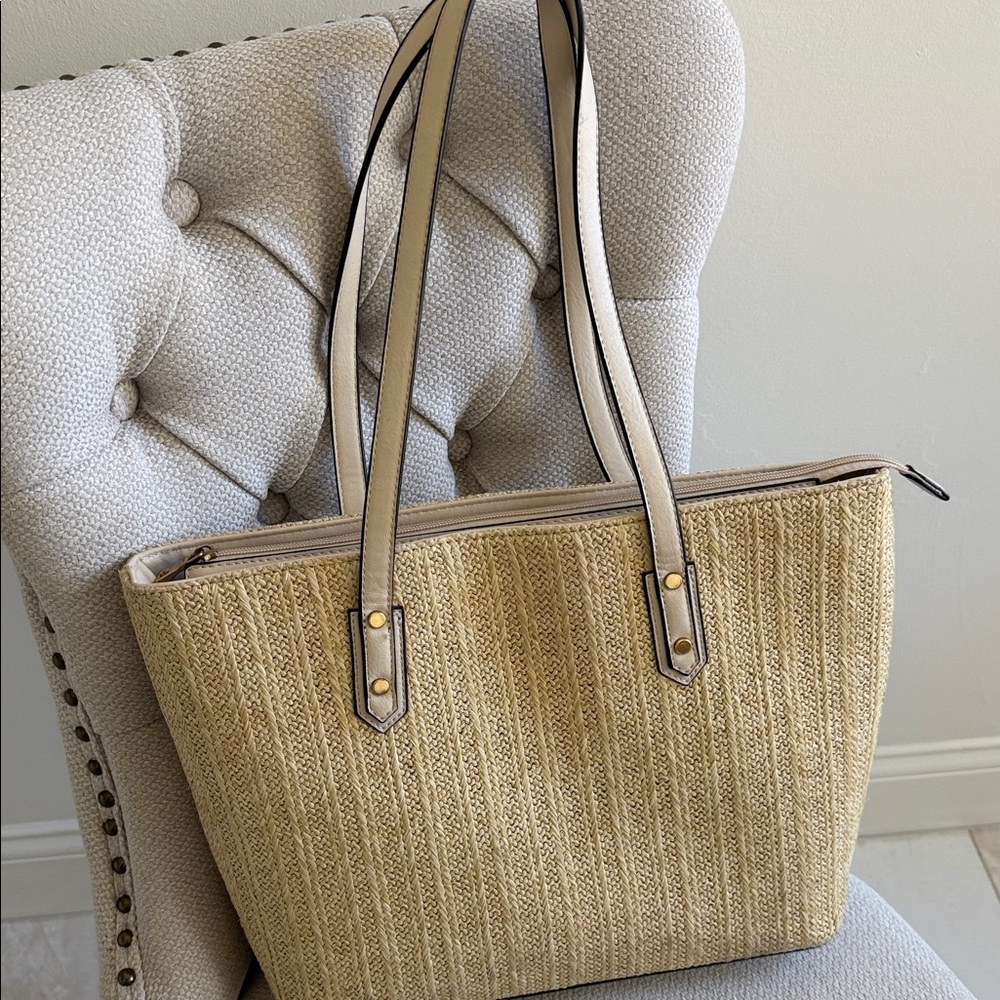 Isabelle Large Straw Zippered Tote with Interior Pockets - Picture 15 of 15